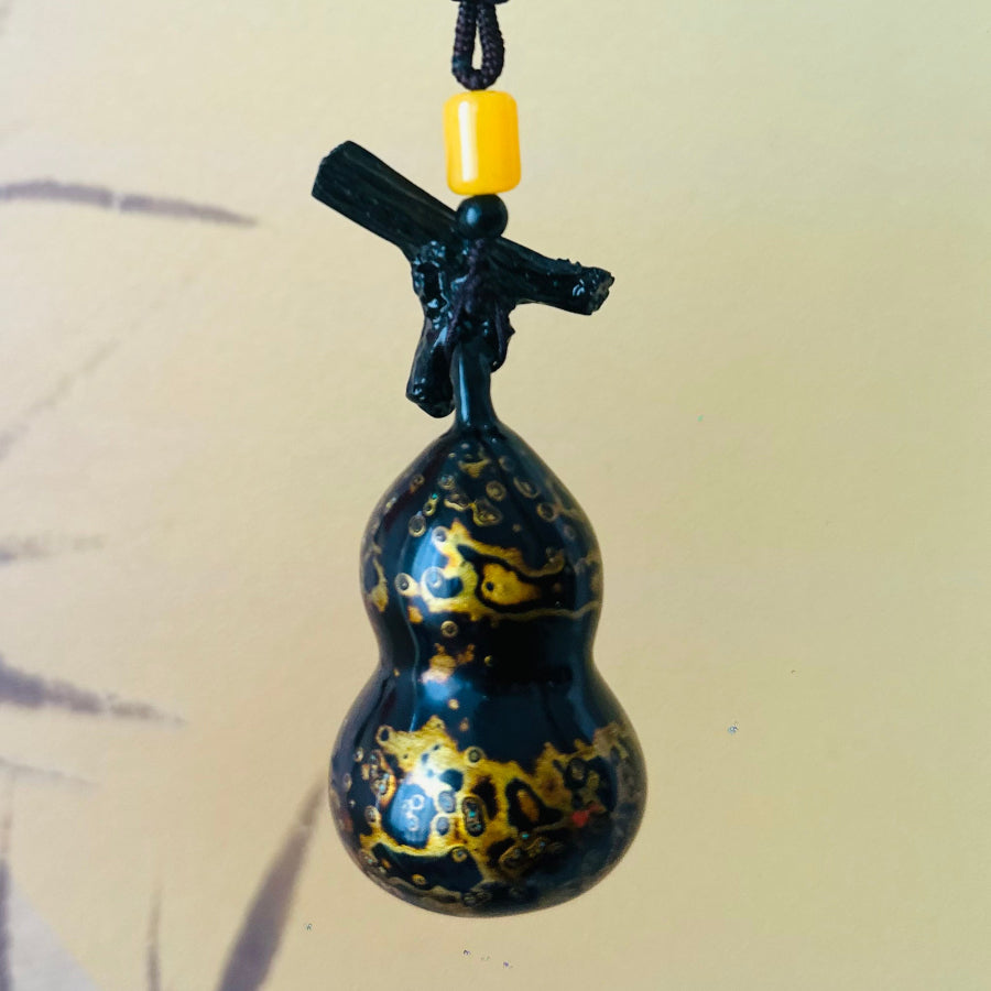 Hand-Lacquer “Hulu” Gourd Charm – Blessing, Protection & Good Fortune